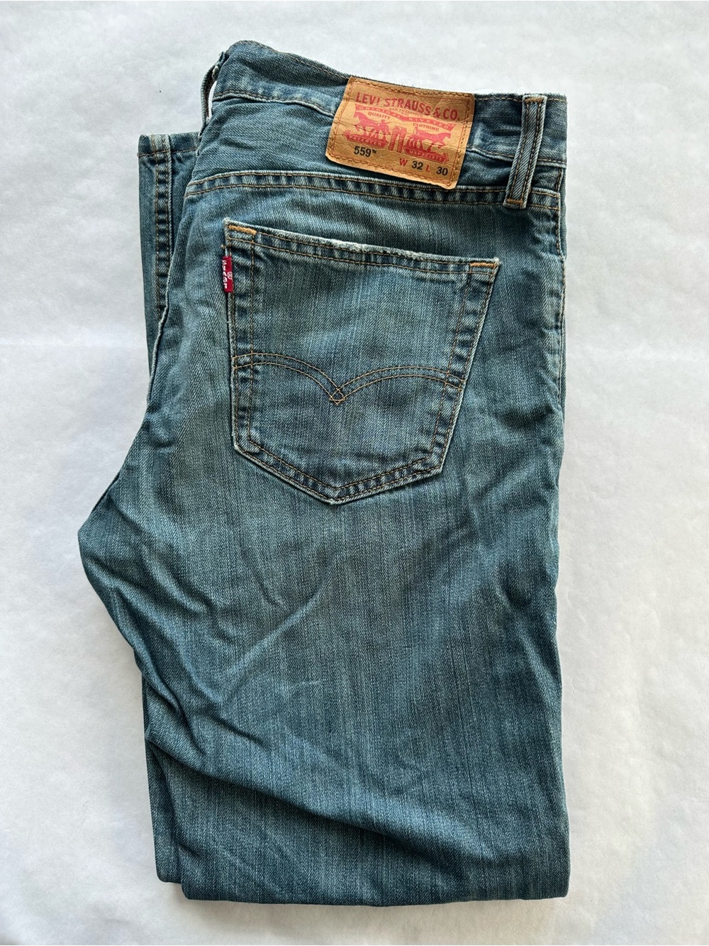 Levi's Men's Blue Medium Wash Denim Jeans Relaxed Straight Mid Rise 5-Pocket